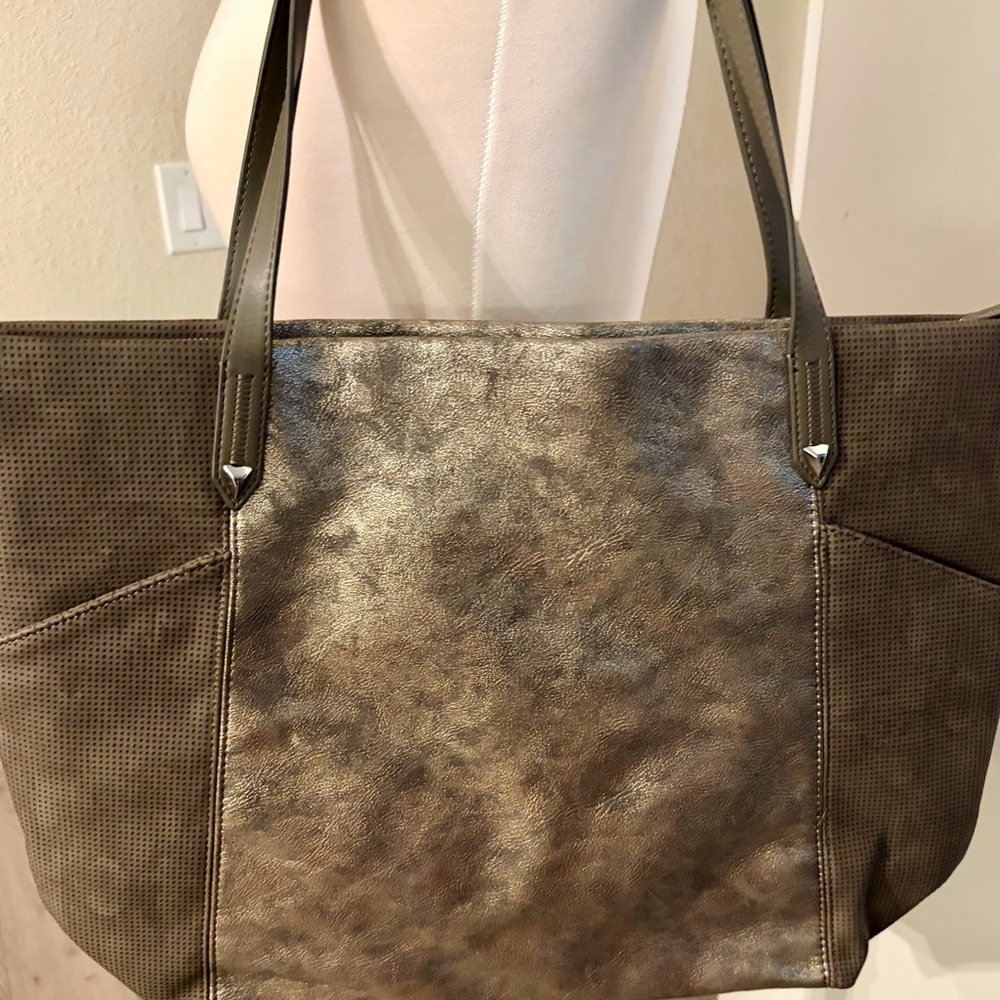 Vegan Leather Metallic Tote Bag w/Zipper Top - NWOT